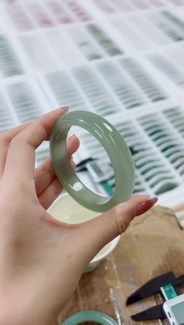 未镶嵌手镯石英质玉44-56D