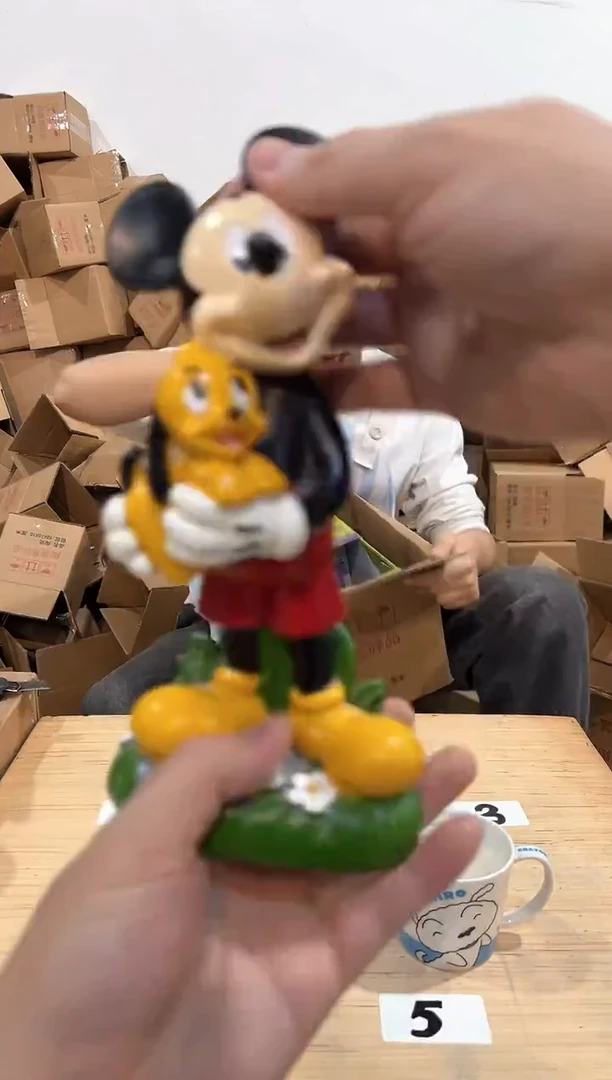 瓷片米奇抱布鲁托摆件 树脂