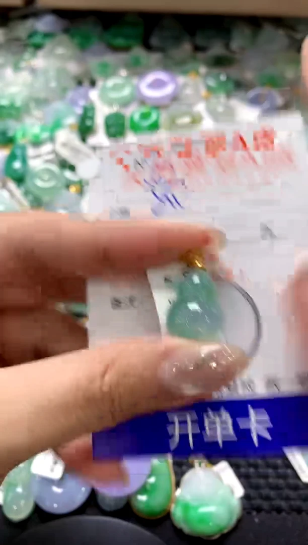 颈饰18K金镶嵌翡翠1111111111111111