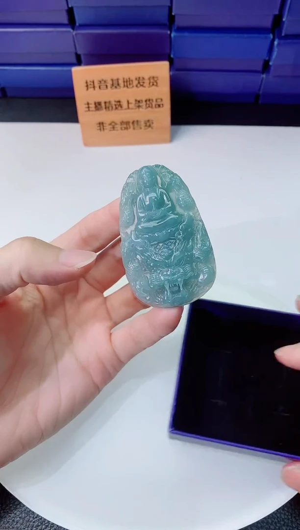 翡翠未镶嵌颈饰  ·
