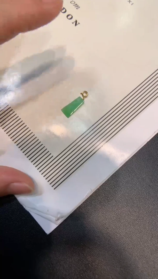 颈饰18K金镶嵌翡翠无事牌