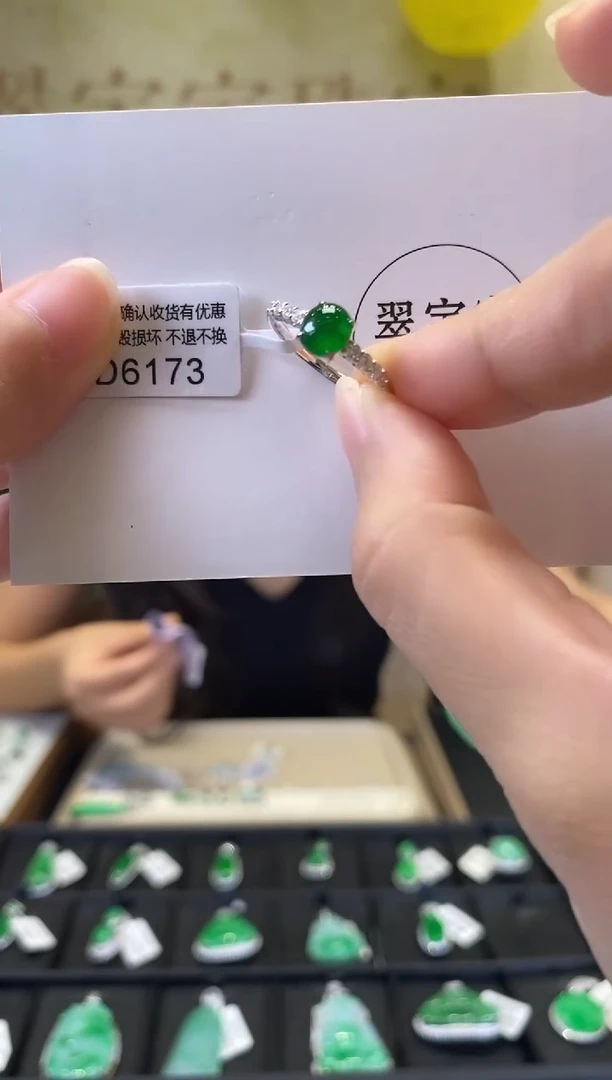 颈饰18K金镶嵌翡翠D6173 戒指 含运营费
