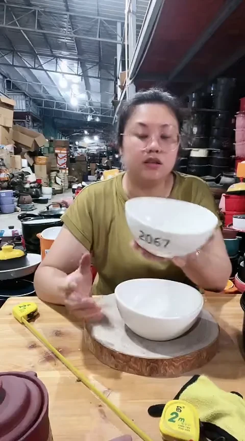 瑕疵白色元宝碗两个。。