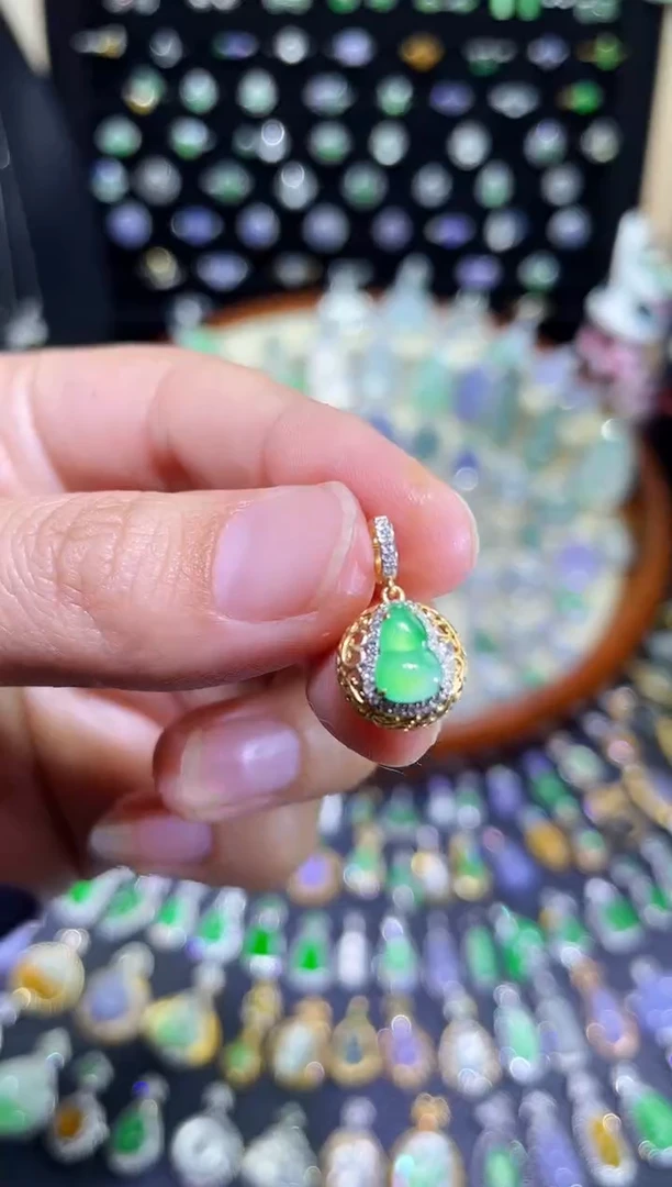 颈饰18K金镶嵌翡翠玻璃种葫芦提溜