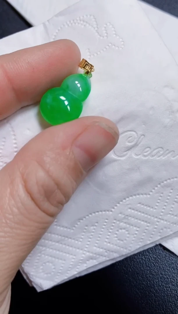 颈饰18K金镶嵌翡翠葫芦