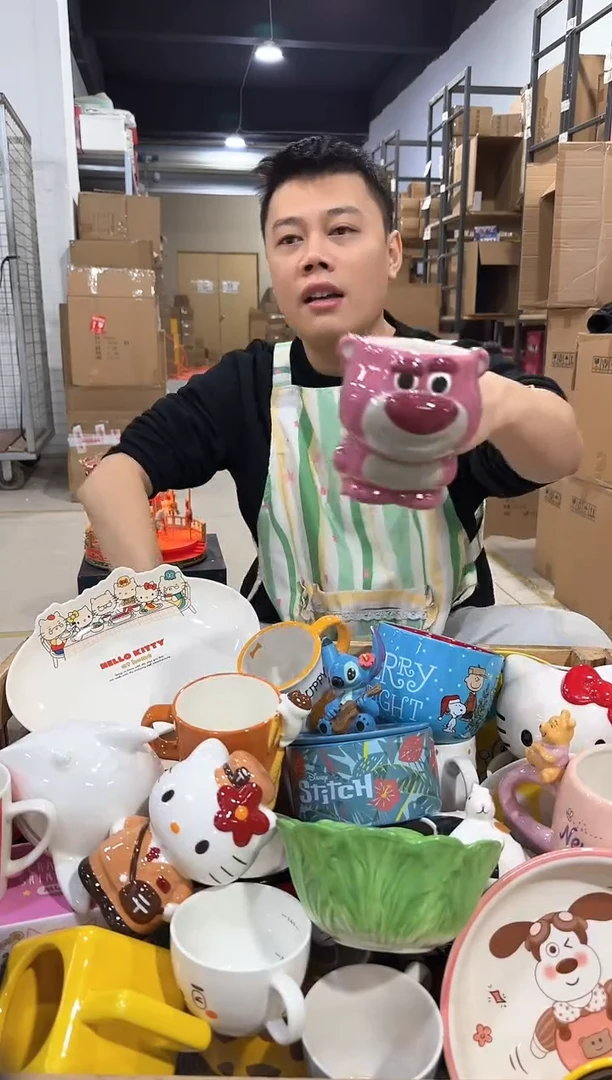 瓷片Q版草莓熊全身杯