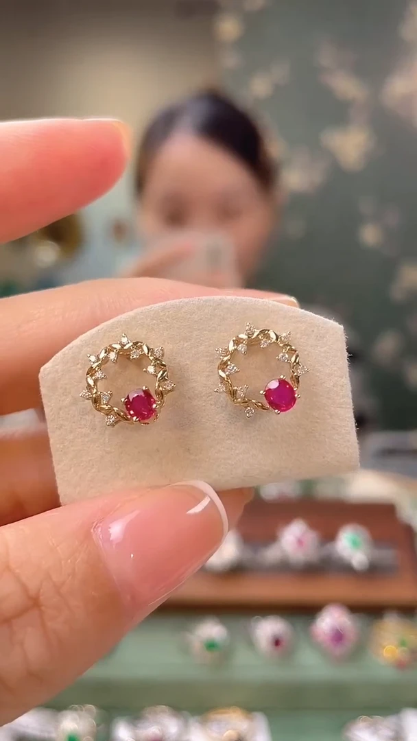 18K金镶嵌耳饰红宝石主石：0.53ct