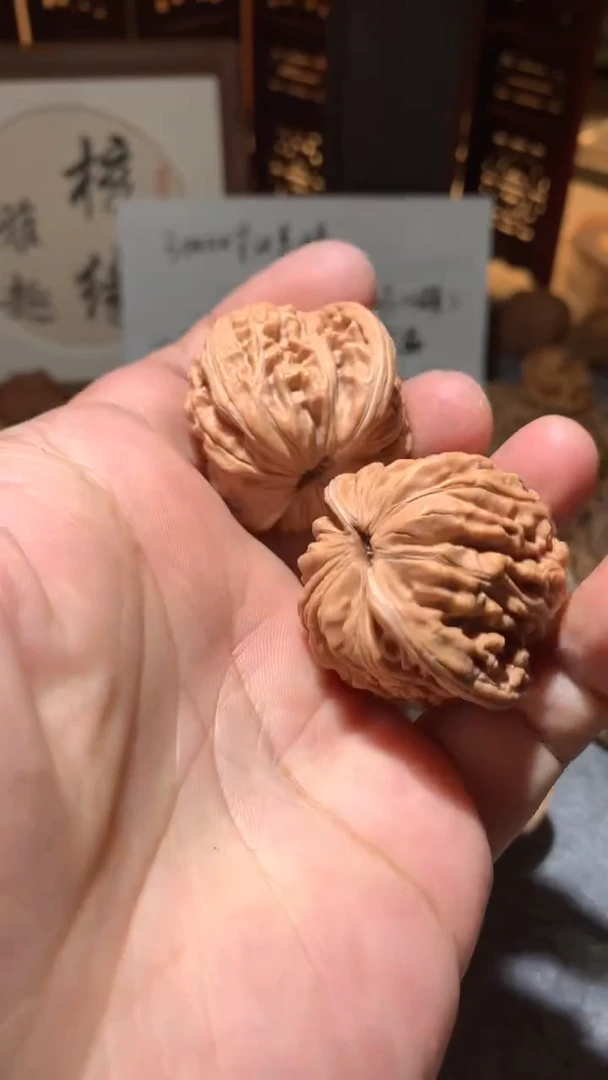 文玩核桃把件【核缘雅趣】39左右汉高楼，同尺寸随机发