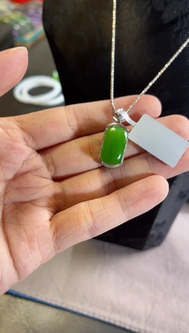 和田玉18K金镶嵌吊坠(赠链)苹果绿 镶嵌款