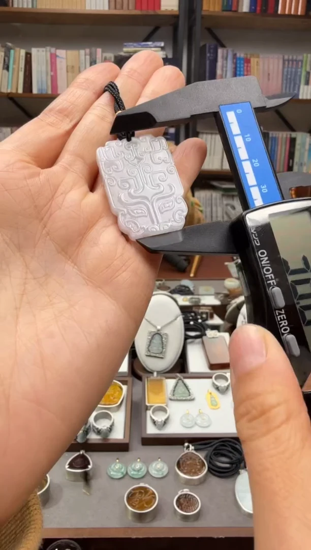 颈饰未镶嵌翡翠兽面