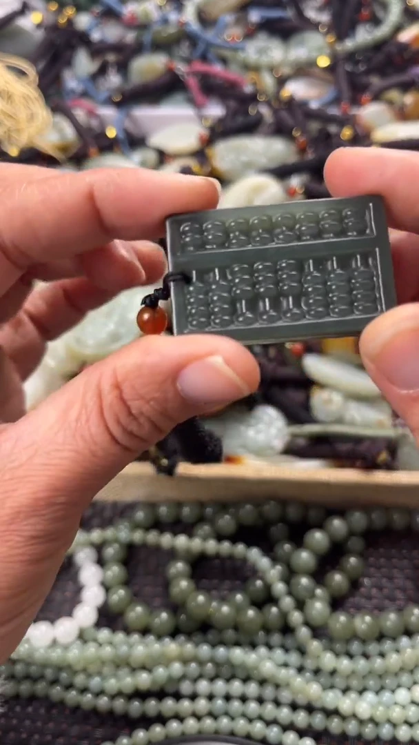 【闪购商品】和田玉颈饰未镶嵌多样性发货没有证书，拍一发一.有瑕