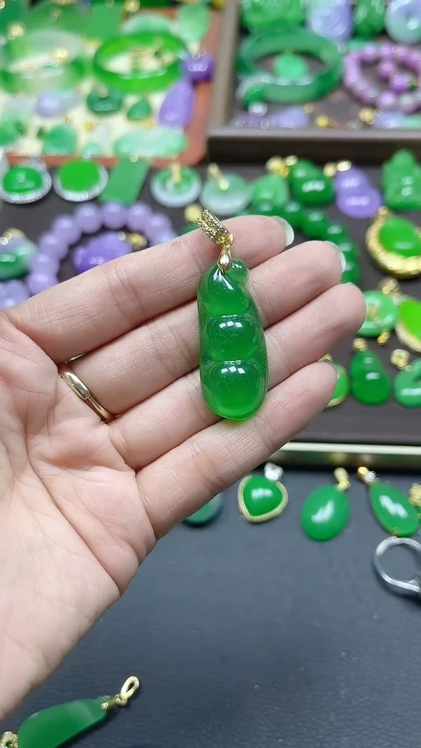 吊坠(赠链)14K金镶嵌翡翠冰绿豆荚