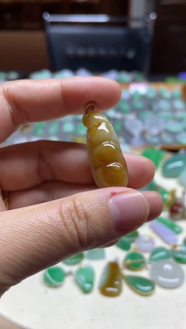 【闪购商品】翡翠颈饰18K金镶嵌黄金豆