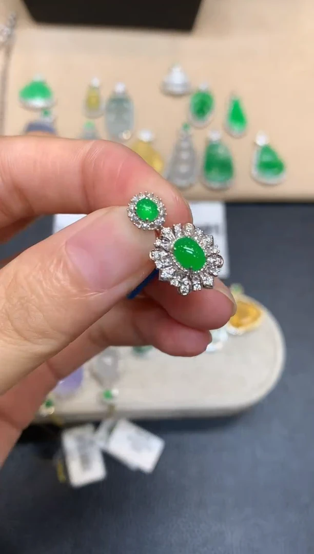 颈饰18K金镶嵌翡翠蛋面【无服务费