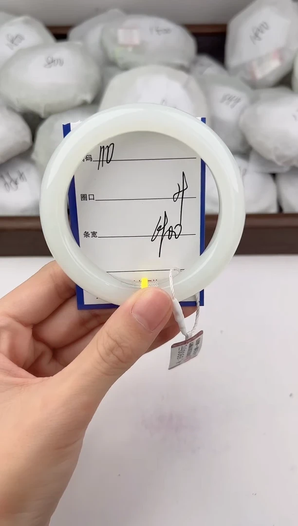 未镶嵌手镯和田玉110颜色微差无瑕疵