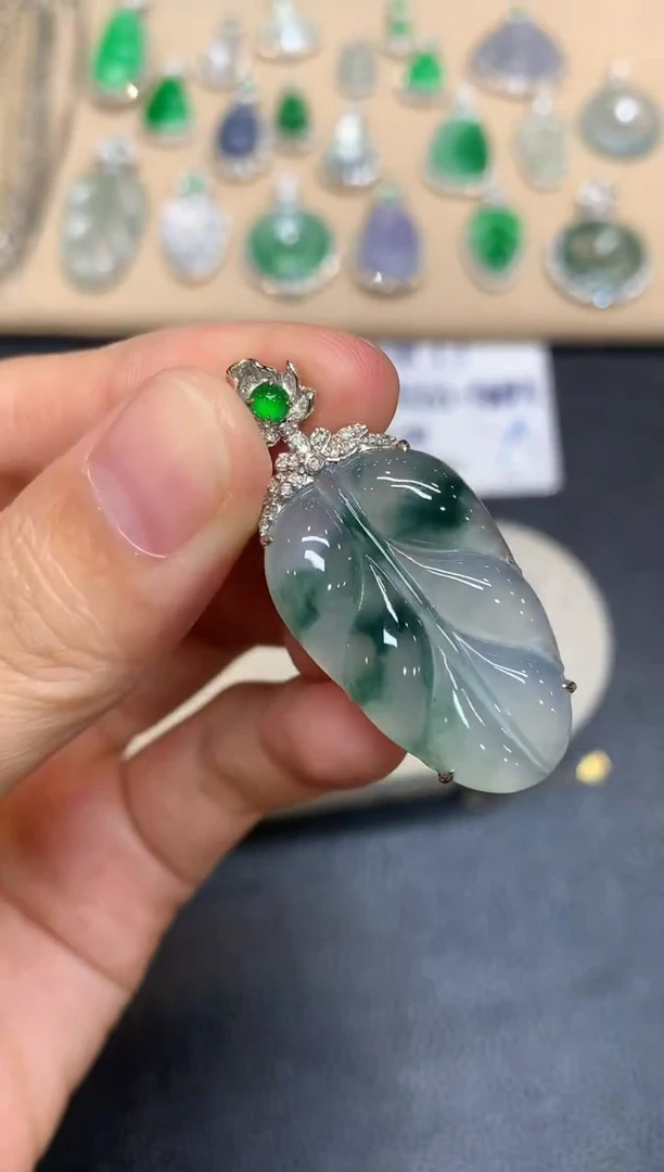 颈饰18K金镶嵌翡翠树叶【无服务费【48小时鉴赏期】