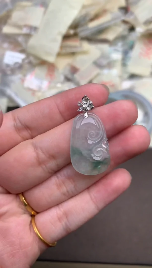 翡翠挂件18K金镶嵌  —
