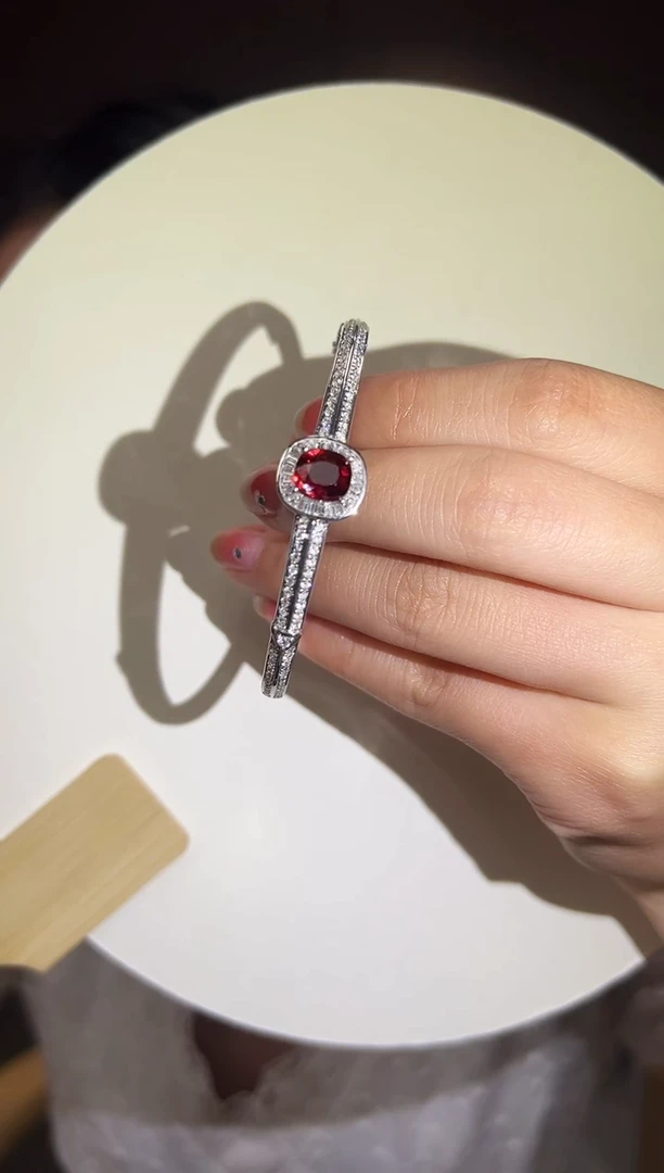 18K金镶嵌尖晶石手镯21【主石1.7ct/z石1.24ct/金9.96g】