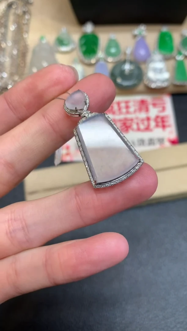 【闪购商品】翡翠颈饰18K金镶嵌无事牌【无服务费】