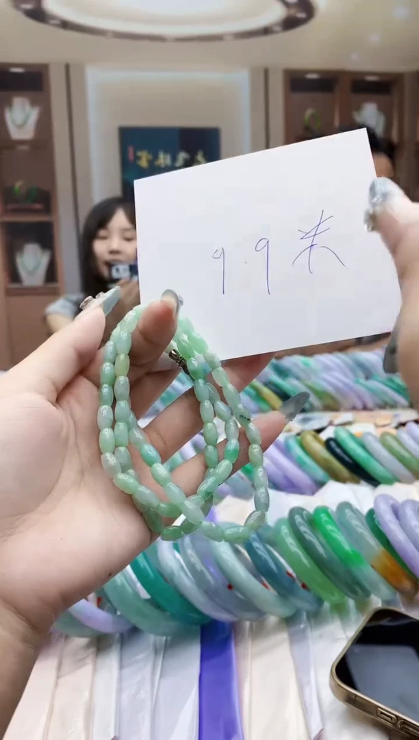 翡翠未镶嵌颈饰多样性发其一