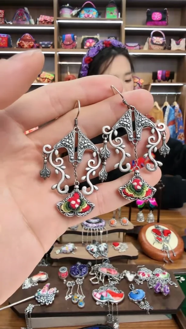 【闪购商品】织绣139蒙阿苏苗绣传承