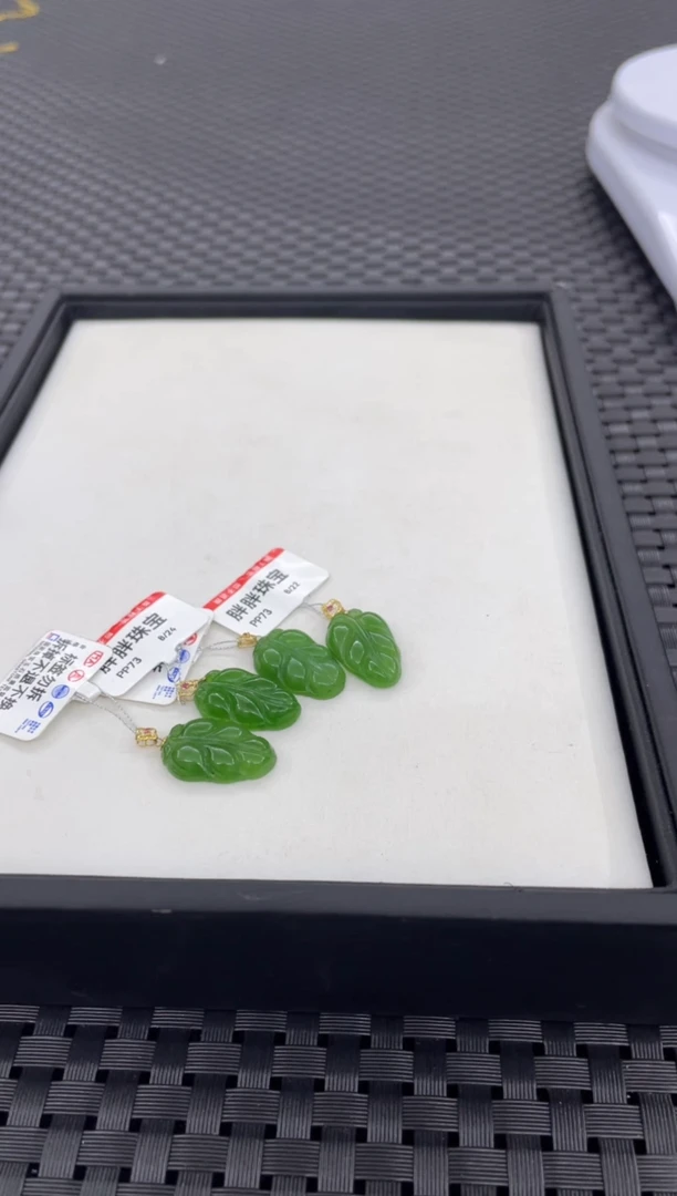 吊坠(不含链)18K金镶嵌和田玉叶子微矿点（多样性发一件）PP73