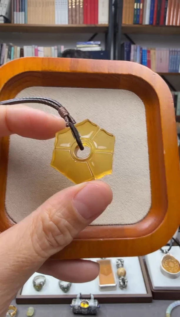 琥珀颈饰未镶嵌花瓣