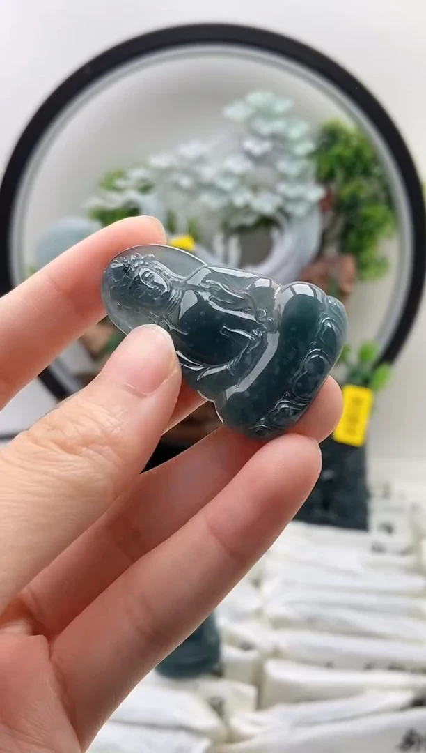 翡翠未镶嵌颈饰观音
