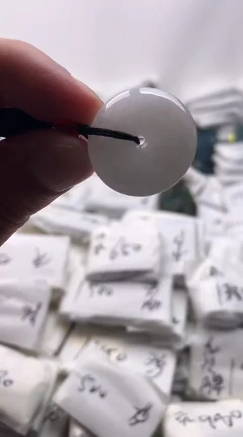 翡翠未镶嵌颈饰平安扣
