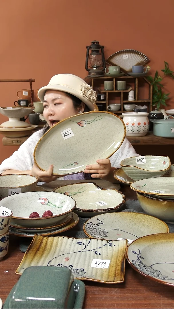 陶瓷A537 一只手绘荷花黑点椭圆鱼盘35*20可能微瑕