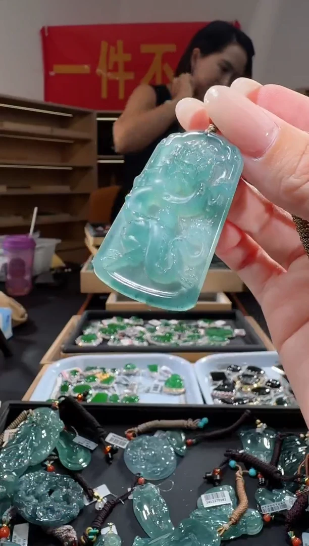 吊坠(不含链)未镶嵌翡翠龙牌