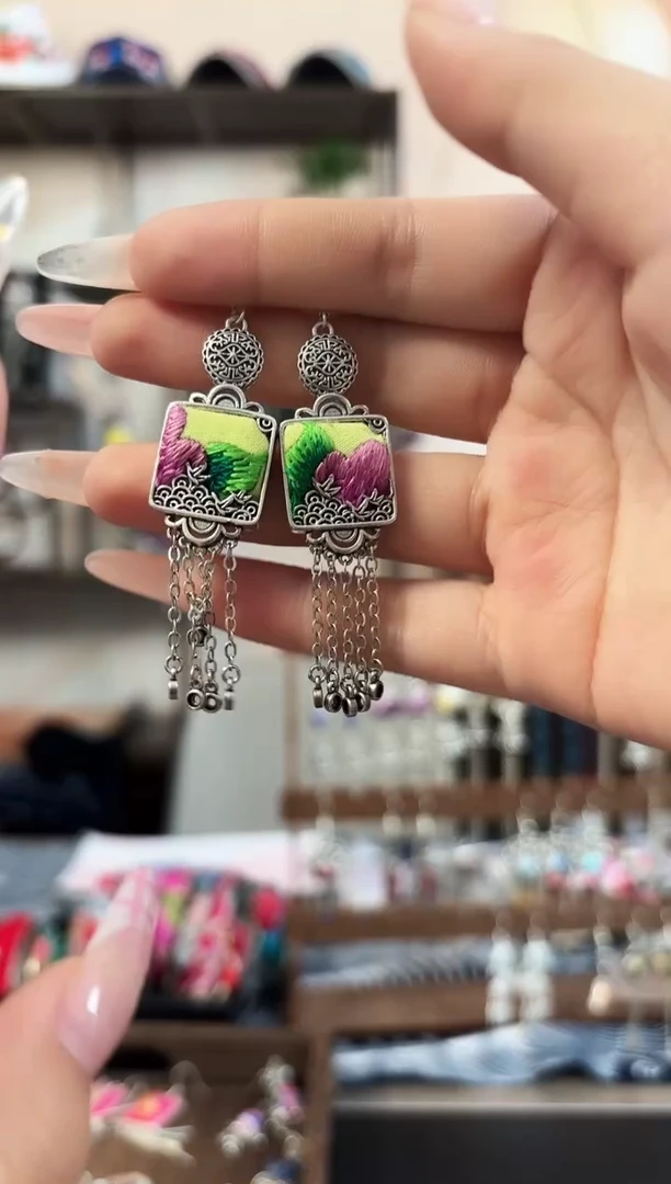 织绣民族风非遗老绣饰品510