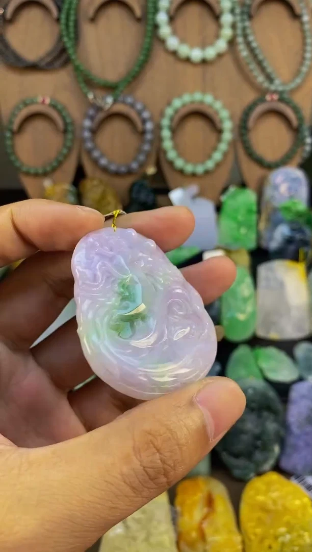 翡翠未镶嵌颈饰凤牌