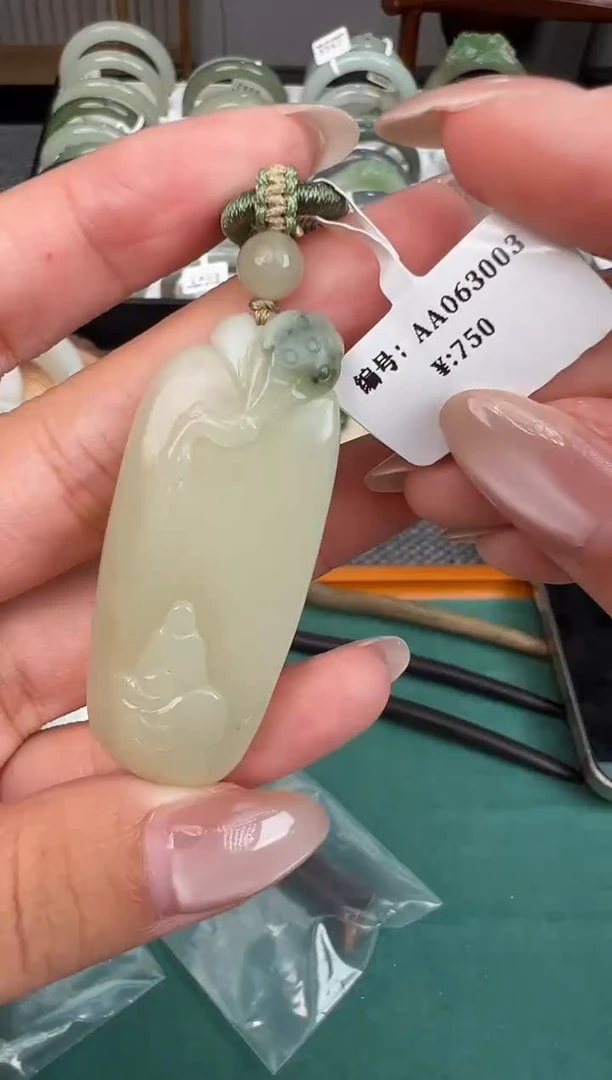 和田玉未镶嵌颈饰AA 吊坠