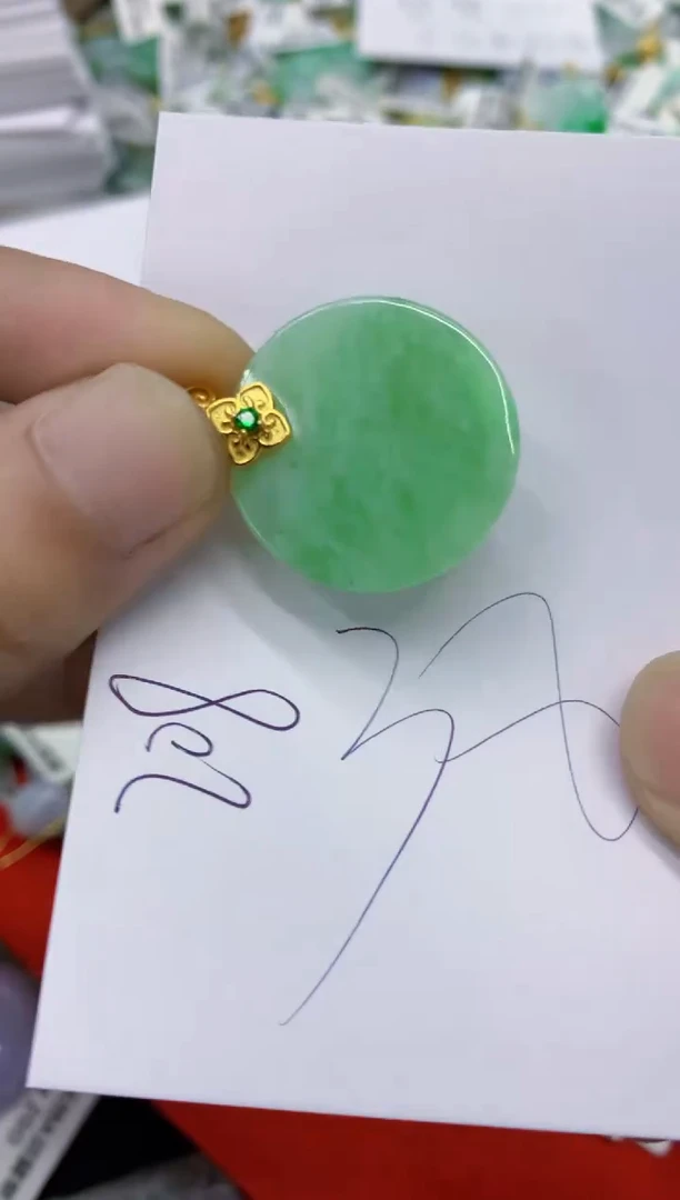 翡翠挂件未镶嵌翡翠