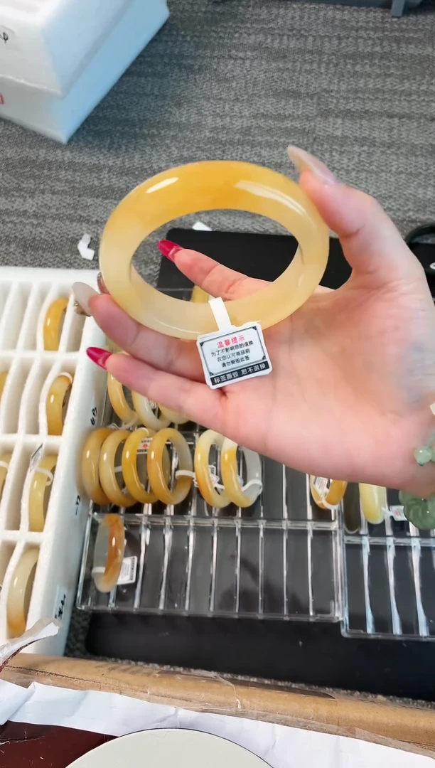 未镶嵌手镯石英质玉53.60