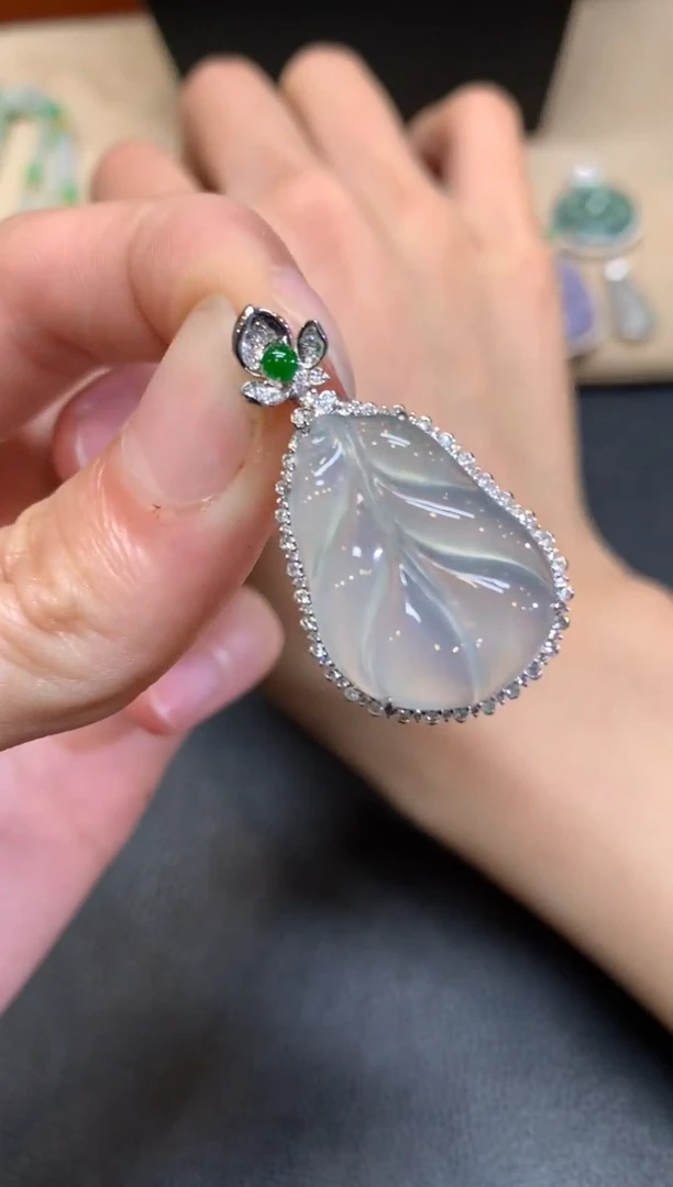 【闪购商品】翡翠颈饰18K金镶嵌叶子【无服务费】