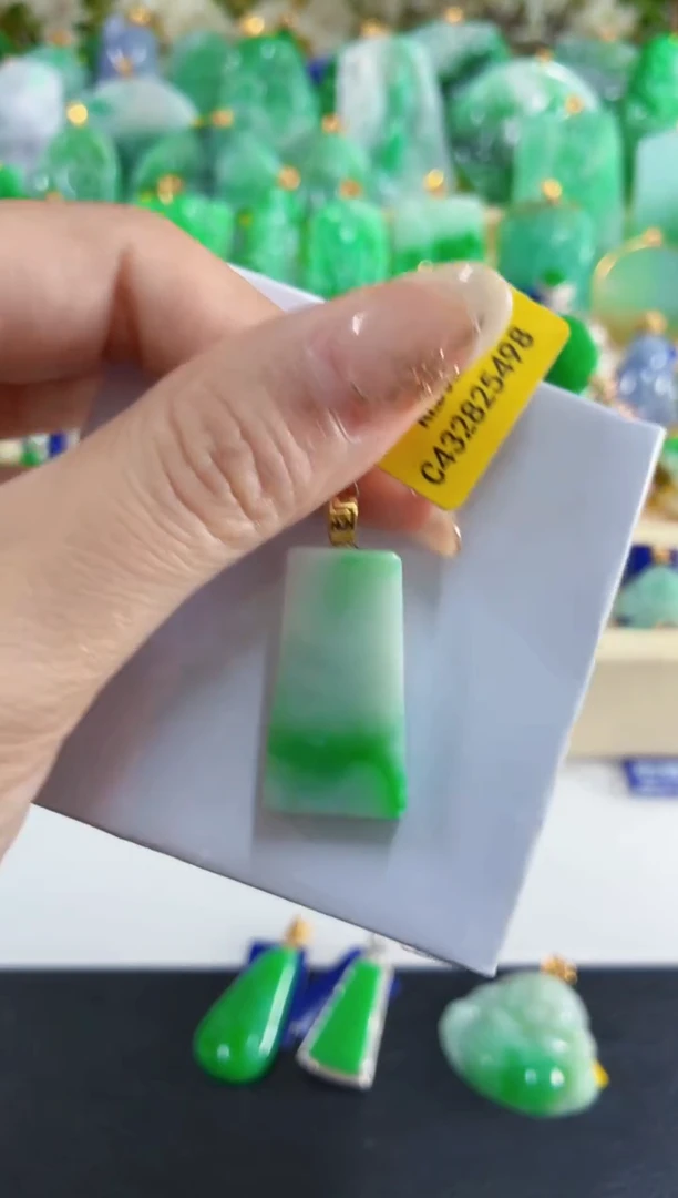 吊坠(不含链)18K金镶嵌翡翠挂件