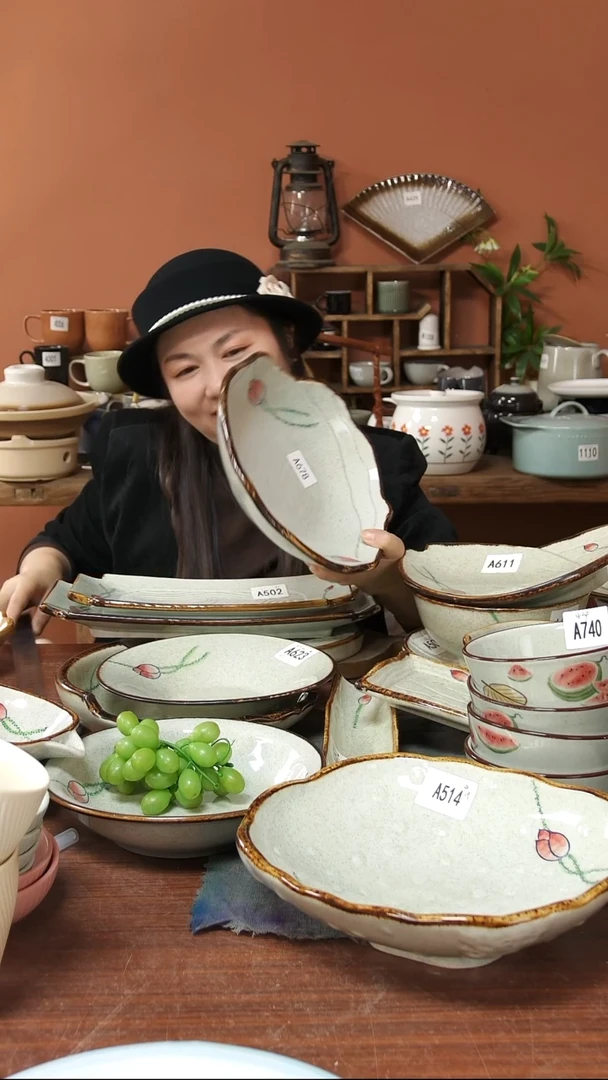 陶瓷齐*A678 一只手绘荷花黑点异形盆26*5.5可能微瑕
