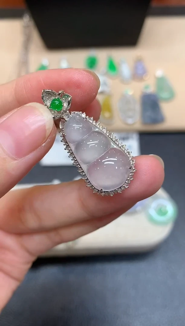 颈饰18K金镶嵌翡翠福豆【无服务费