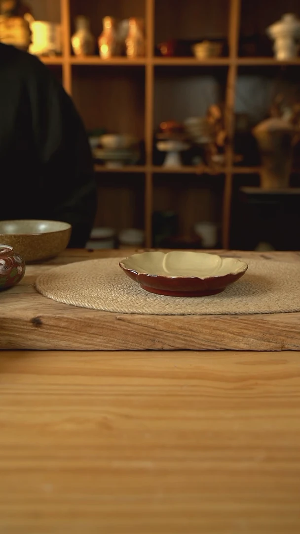 福利复古红系列的6英寸莲心花瓣碟1个