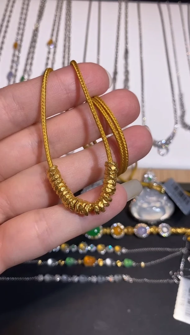 颈饰足金镶嵌翡翠盘缠