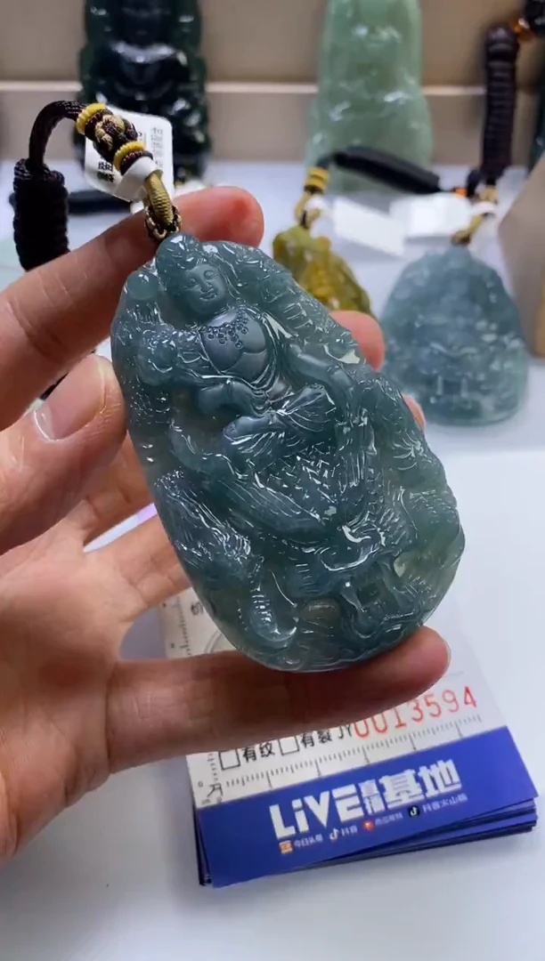 颈饰未镶嵌翡翠班*。