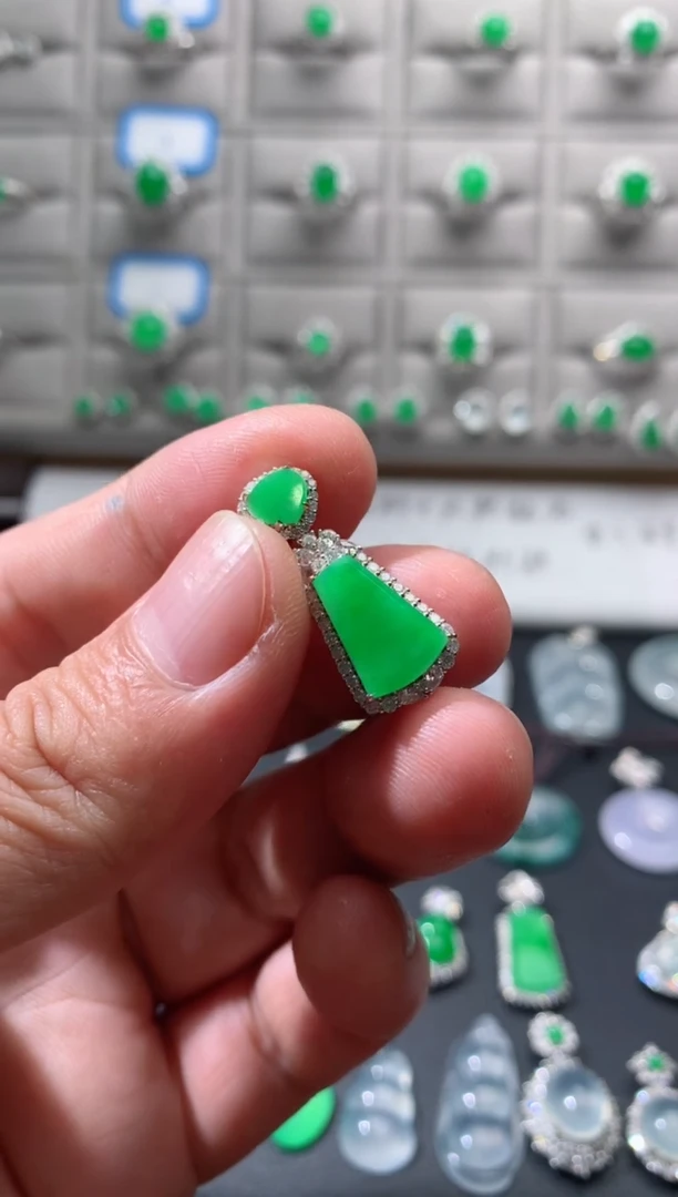 颈饰18K金镶嵌翡翠18K翡翠