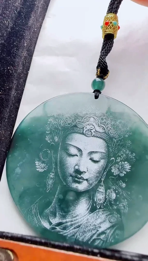 翡翠未镶嵌颈饰多样性发货其中一件