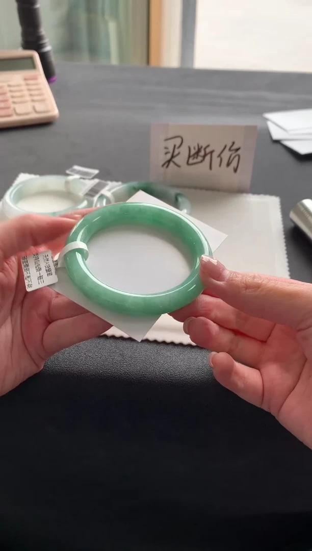 【闪购商品】翡翠手镯未镶嵌54.8圆条Y1440买断