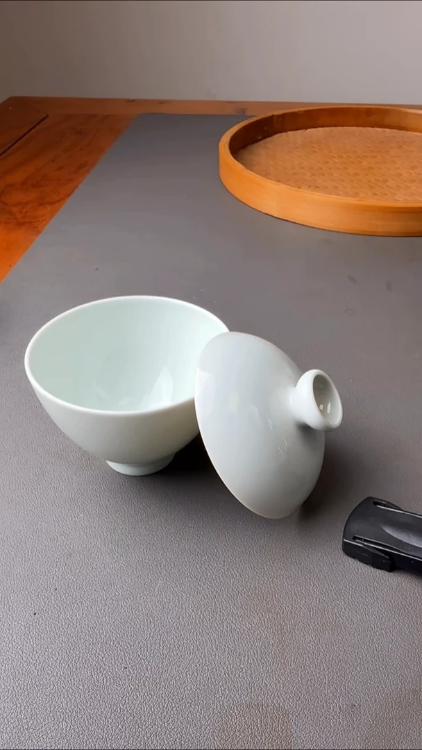 景德镇手拉甜白釉小盖碗