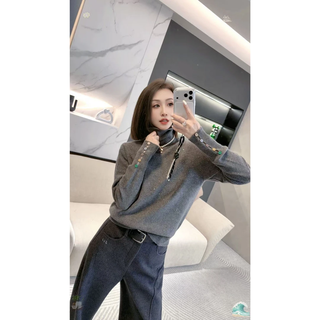 熙薇【暖映珠辉】2025新款时尚百搭星空袖扣高领羊毛衫H6202