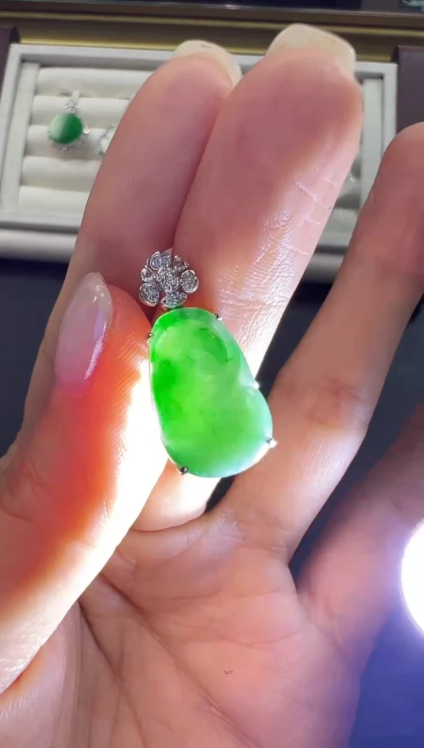 颈饰18K金镶嵌翡翠KGJH1212-003