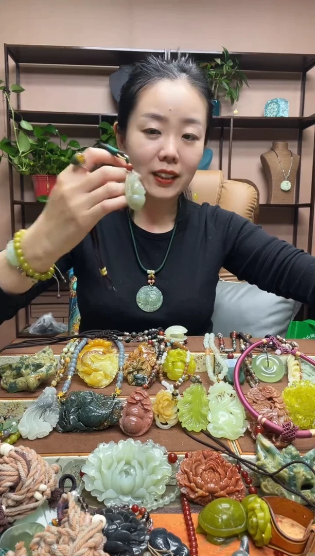 未镶嵌岫玉颈饰·